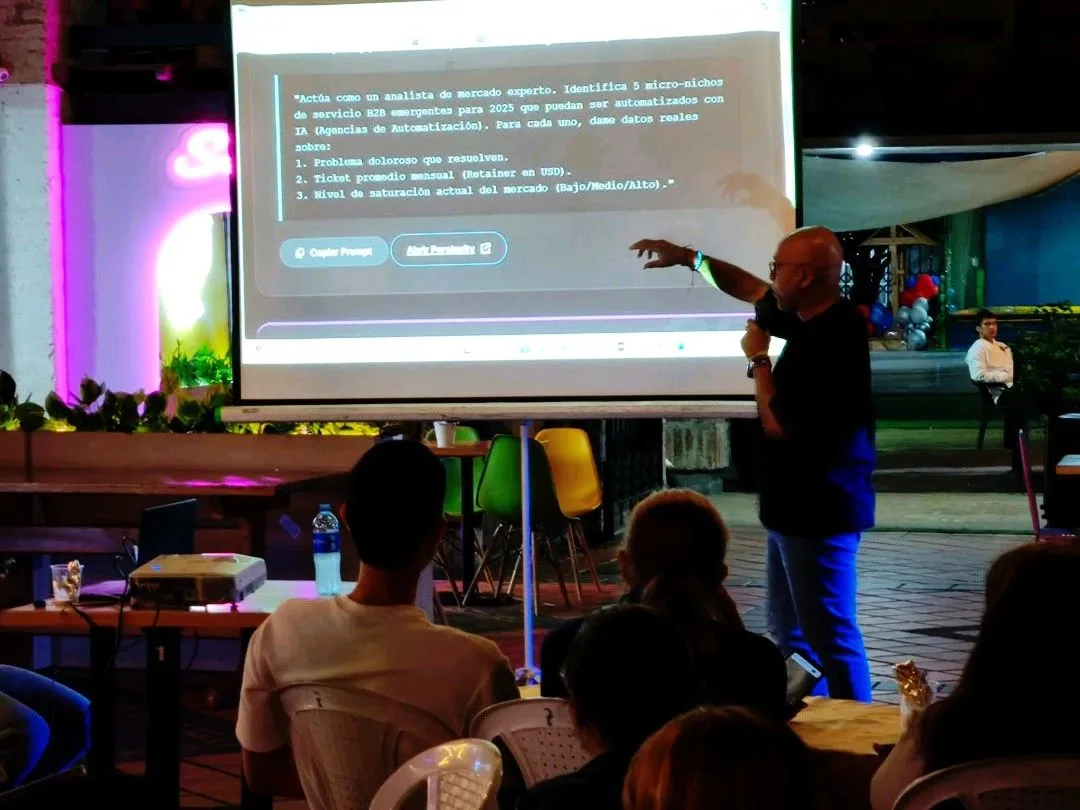 mig explicando una presentación durante una sesión de trabajo