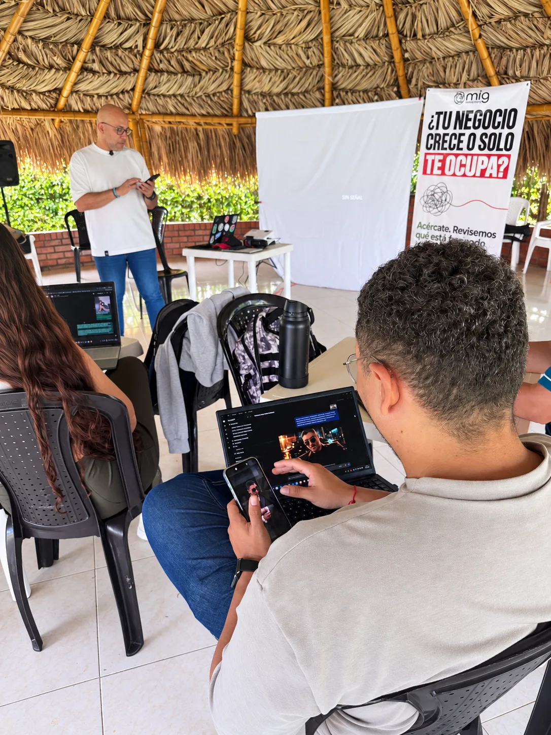 mig dirigiendo un taller de fotografía con IA