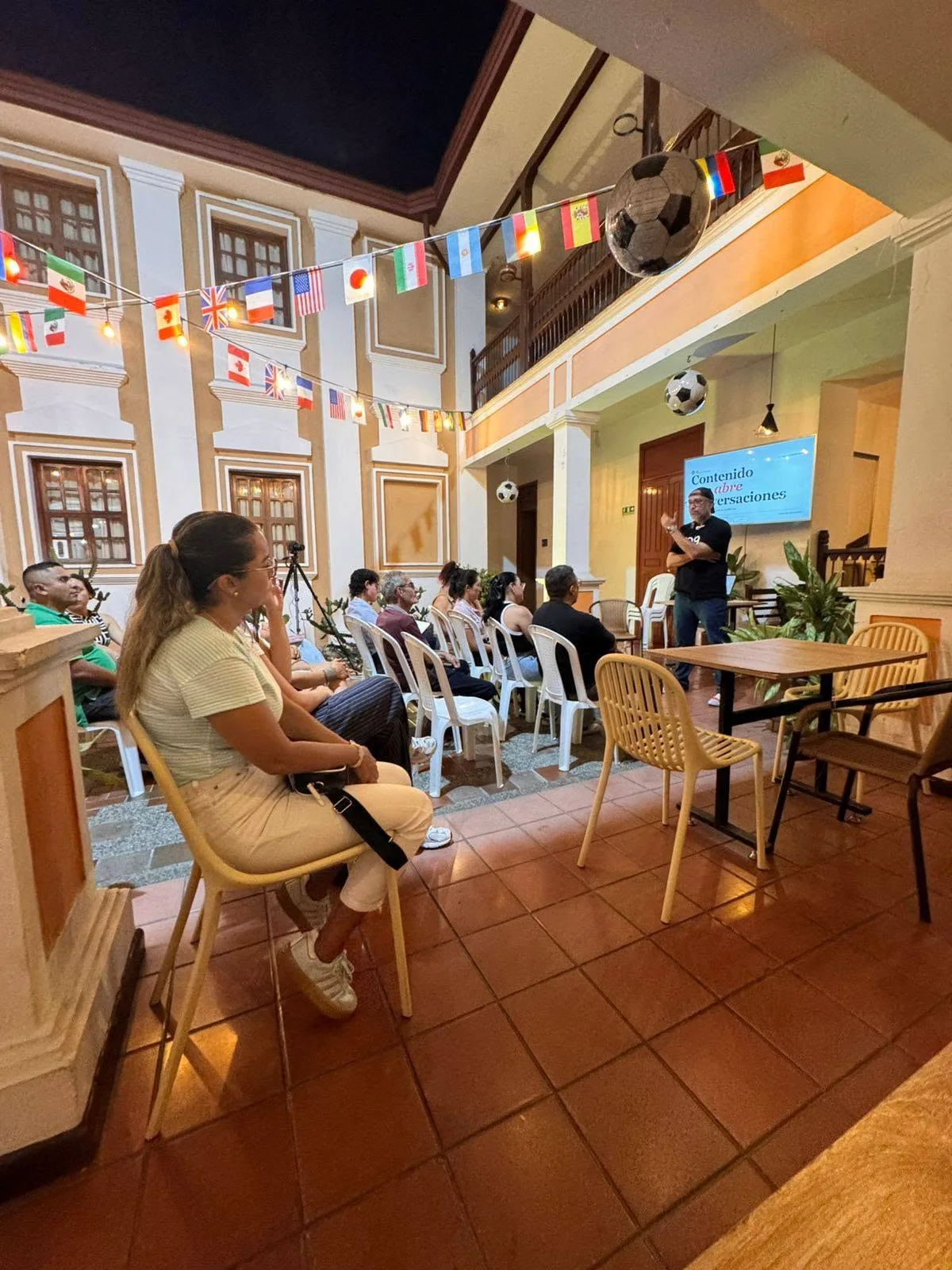 mig dirigiéndose a los asistentes al club de emprendimiento